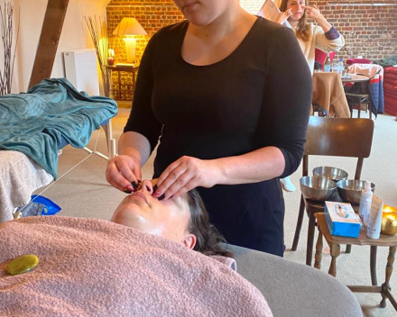 Edelsteenmassage gelaat